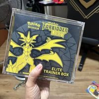 Vente en gros de vitrine en acrylique transparent de taille personnalisée au prix d'usine pour ETB Pokemon Booster Box Magnetic Elite Trainer Box