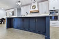 AllandCabinet Armoire de cuisine design moderne haut de gamme Shaker bleu crémeux encastré Style quart cygne chêne blanc Robinet en marbre