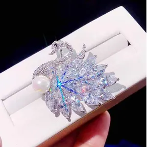 2024 indah kreatif Pin angsa zirkon dekoratif logam Pin hewan setelan bros mode perhiasan mutiara bros hadiah Hijab Label Pin mode perhiasan