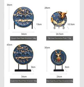 Ornement en résine de cerf minimaliste pour couple, design animal peint à la main pour la Saint-Valentin, décoration de la maison et cadeau de pendaison de crémaillère - Product Image 6