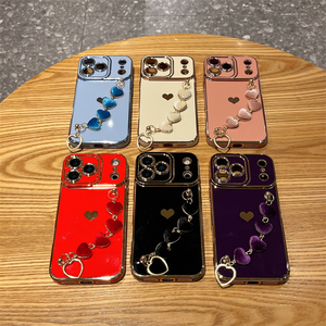 Funda de lujo para iPhone 15, 16, 17 Pro Max con diseño 3D de corazón, correa de muñeca y cadena, con acabado galvanizado. - Product Image 1