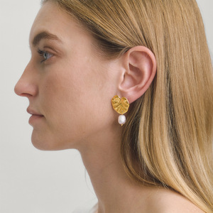 Pendientes de perlas de agua dulce con forma de hoja de loto, con pasadores de acero inoxidable para mujer, para uso diario. - Product Image 3