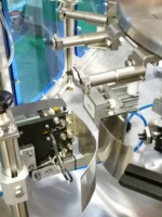 Machine de remplissage et de bouchage intégrée rotative à trois têtes populaire pour les parfums et les soins de la peau