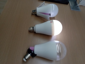 หลอดไฟ LED A19 ขั้ว E27 แสงสีขาวนวล 2700K SMD 2835 ตัวหลอดพลาสติก ควบคุมด้วยปุ่มแบบแมนนวล ใช้ไฟ AC 85-265V CRI 80 มาตรฐาน CE RoHS สำหรับใช้ในบ้าน - Product Image 1