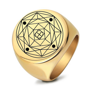 Bague géométrique en acier inoxydable 22 mm plaquée or gravée au laser pour femme, bijou cadeau - Product Image 1