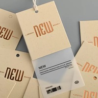 Étiquettes de vêtements en papier écologiques personnalisées à prix abordable, très demandées, pour sacs, chaussures, impression de logo de marque, estampage à chaud