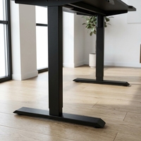 Bureau de jeu e-sport en acier inoxydable AOR avec plateau en panneau de densité, pieds de table électriques silencieux, design ergonomique moderne pour le bureau