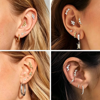 Anting-anting tusuk gaya bunga berlapis emas dengan hiasan CZ dari titanium alloy ASTM F136, cocok untuk tindik tulang rawan.