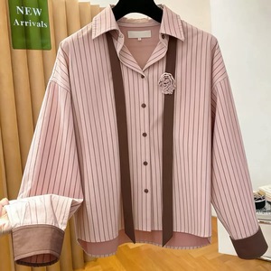 <span class=keywords><strong>Chemise</strong></span> boutonnée rayée rose pour <span class=keywords><strong>femme</strong></span> 2026 avec broche rose et détail ruban - Product Image 3