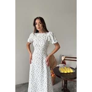 Vestido satinado con estampado floral azul, corte evasé, cuello redondo, cintura natural, lavable. - Product Image 3