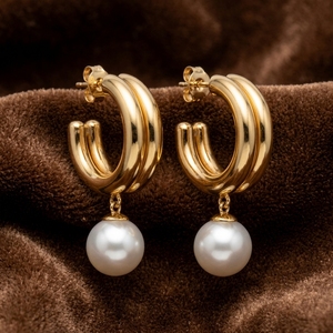 Boucles d'oreilles pendantes double C personnalisées en gros, plaquées or, avec perle de coquillage ronde, bijoux minimalistes hypoallergéniques pour femmes - Product Image 3