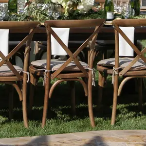 Sillas de resina cruzadas de boda naturales marrones de alta calidad impermeables al aire libre para viñedos apilables para eventos