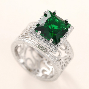 Anello Quadrato Stile Regina, Gioiello Elegante e Audace per Donne - Product Image 3