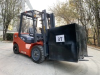 Chariot élévateur à fourche WGZN de 3 tonnes de capacité, alimenté par batterie 60V 180Ah, avec cadre de porte en acier 1480 et double vérin hydraulique