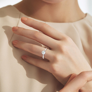 Anillo de Compromiso de Lujo para Mujer, Chapado en Oro Blanco, con Diamante Moissanita de 1 Quilate Cultivado en Laboratorio, Corte Redondo, Solitario de 6 Puntas - Product Image 6