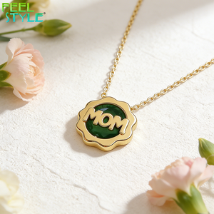 Collier pendentif personnalisé en acier inoxydable 316L plaqué or PVD, avec breloque pièce de monnaie à contour ondulé en forme de pétale, bord festonné et malachite verte - Product Image 4