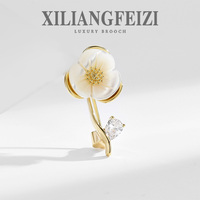 Broche Fleur à Trois Pétales XILIANGFEIZI, Design Naturel et Délicat, Antidérapante, Polyvalente pour Mariages et Fêtes, en Cuivre
