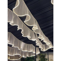 Vente en gros d'usine, décoration de plafond pour mariage, hôtel, voiles de plafond, rideaux en tissu avec bandes LED