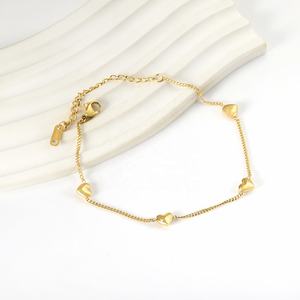 Bracelet à breloque cœur tendance, plaqué or 18 carats, anti-ternissement, en acier inoxydable, chaîne réglable, pour femme - Product Image 3