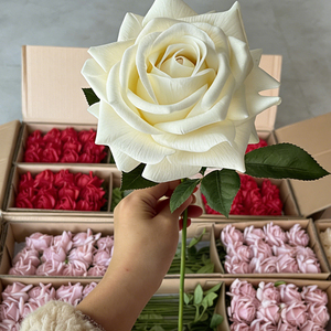 ดอกกุหลาบสีขาวนมสัมผัสเหมือนจริง ดอกไม้ประดิษฐ์เหมือนจริง ขายส่ง ทำด้วยมือ กันน้ำ มีกลิ่นหอม สำหรับวันรับปริญญา วันแม่ - Product Image 3