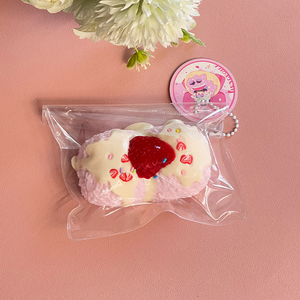 ของเล่นบีบสตรอว์เบอร์รี่ TPR รูปทรงผลไม้ ยี่ห้อ QYS PU เป็นมิตรกับสิ่งแวดล้อม บรรเทาความเครียด ของเล่นบีบเล่นสำหรับทุกเพศทุกวัย เหมาะสำหรับเป็นของขวัญ - Product Image 2