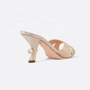 Sandalias de tacón bajo con perlas y diamantes brillantes para mujer, estilo mule con tiras cruzadas, talla grande 45, ajuste ancho, zapatos de tacón de aguja - Product Image 4