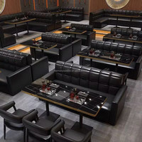 Canapé de restaurant en cuir noir capitonné sur mesure, table en bois massif avec base en fonte pour ensemble de meubles de café, dîner, bistrot