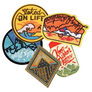 Écusson brodé personnalisé de haute qualité avec logo et texte, à coudre ou thermocollant, avec bordure surjetée pour vêtements - Product Image 1