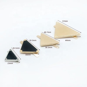 Etiqueta Personalizada de Seguridad Profesional Qiannuo para Bolsas, Etiqueta Metálica Triangular de Aleación de Zinc, Accesorios - Product Image 5