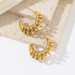 Pendientes Geométricos Huecos Inusuales en Forma de C de Acero Inoxidable con Textura de Oro de 18k para Prevenir Alergias - Product Image 4