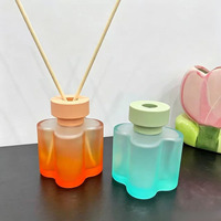 Bouteille diffuseur en forme de fleur 100 ml en promotion avec bâtonnets en rotin pour huiles aromatiques