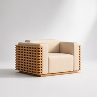 Luxuriöser Outdoor-Teakholz-Sessel mit einzigartigem Lamellen-Seitenpaneel und dickem Kissen für Terrasse und Poolbereich