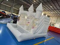 Château gonflable blanc avec toboggan, piscine à balles, colonne de ballons, château gonflable pour mariage, location pour événements et fêtes