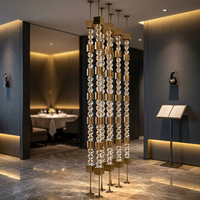 Panneau de séparation opaque découpé au laser en acier inoxydable durable et moderne avec colonne suspendue en cristal pour intérieur de luxe