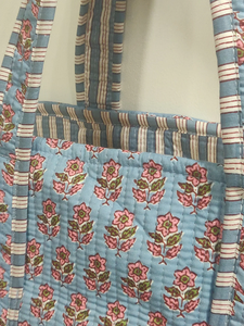 Sac fourre-tout matelassé floral imprimé à la main, réversible, en coton, réutilisable, grand sac à bandoulière, sac à main en tissu écologique - Product Image 3