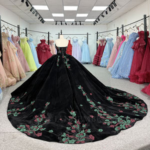 Vestido de Quinceañera Vintage Negro de Terciopelo con Escote Corazón, Estilo Imperio, Cola Capilla, Apliques de Cuentas y Estampado para Fiesta, Modelo 6954 - Product Image 3