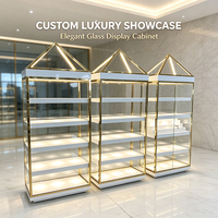 Présentoirs à bijoux pyramidaux sur pied avec finition dorée, vitrine haute en verre avec éclairage LED, armoire personnalisée avec serrure pour magasin de bijoux de luxe