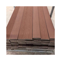 Plancher de terrasse en plastique en bois gaufré 3D à bord plat Panneau composite de terrasse extérieure en teck de 25mm utilisé pour la piscine
