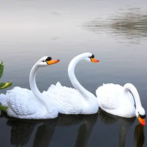 Arte pubblica e sculture statua di cigno galleggiante in vetroresina bianca e nera a grandezza naturale per la decorazione di giardini e parchi