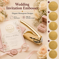 Timbres en relief personnalisés avec initiales ou motifs - parfaits pour les cadeaux de mariage, les décorations de table et les invitations.