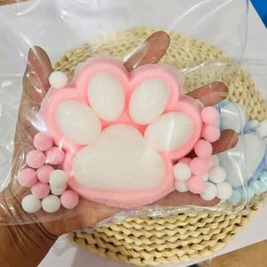 Jouet géant en peluche patte de chat à presser, jouet anti-stress Kawaii à rebond lent pour adultes, pour soulager le stress et la tension - Product Image 2