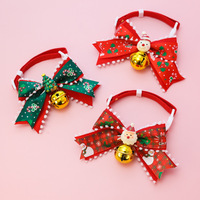 Collier de Noël ajustable en polyester pour animaux de compagnie, motif dessin animé, avec nœud papillon rouge et clochette, accessoire décoratif mignon pour chats et chiens - Vente en gros