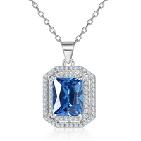 Pendentif en zircon facetté rectangulaire sur un collier en argent sterling 925