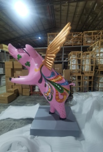 Escultura Decorativa de Cerdo Volador Grande de Fibra de Vidrio, Popular y Más Vendida, en Venta - Product Image 3