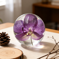 Artisanat en résine Globe à neige Boule de cristal en résine Sphère Arc-en-ciel Fleur de miel intégrée Boule en résine pour décoration de la maison Cadeau de Noël