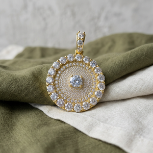 Pendentif Médaillon Rond Iced Out en Argent 925 avec Diamant Moissanite, Bijou Personnalisé de Luxe Hip Hop pour Fêtes et Événements - Product Image 1