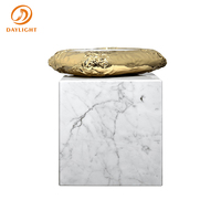 Table d'appoint de luxe avec base en marbre et plateau irrégulier doré, élégante table d'appoint pour hôtel, villa, projet, mobilier de salon, lumière du jour
