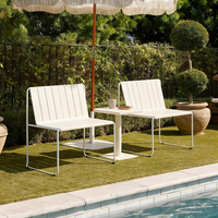 Chaise de salle à manger moderne en gros, résistante à la rouille, avec base en luge, assise en PP et pieds en métal, pour bistrot, extérieur, jardin, café, terrasse