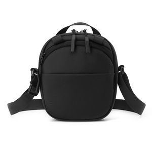 Sac banane de sport imperméable en nylon recyclé, forme tonneau, réglable, pour la randonnée, la course et la marche en extérieur - Product Image 1
