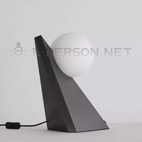 Lampe de table LED moderne minimaliste simple avec base triangulaire en verre |   Interrupteur à bouton-poussoir blanc chaud, lumière ambiante décorative